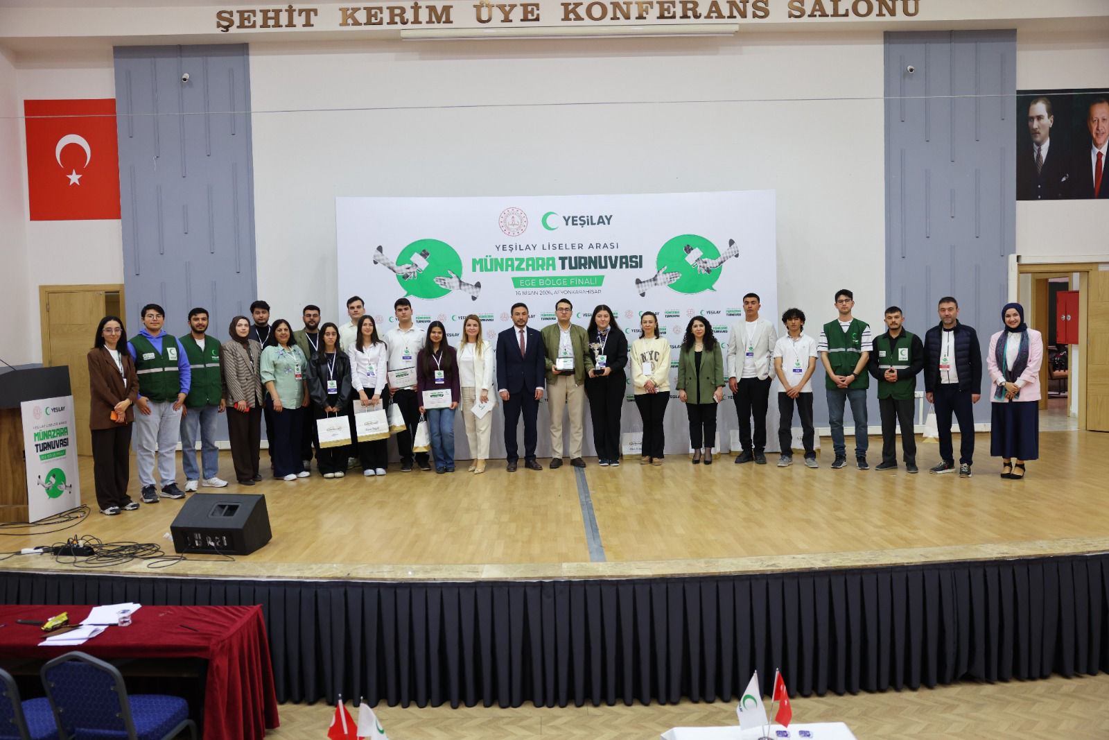 Gençler Münazarada Kıyasıya Yarıştı